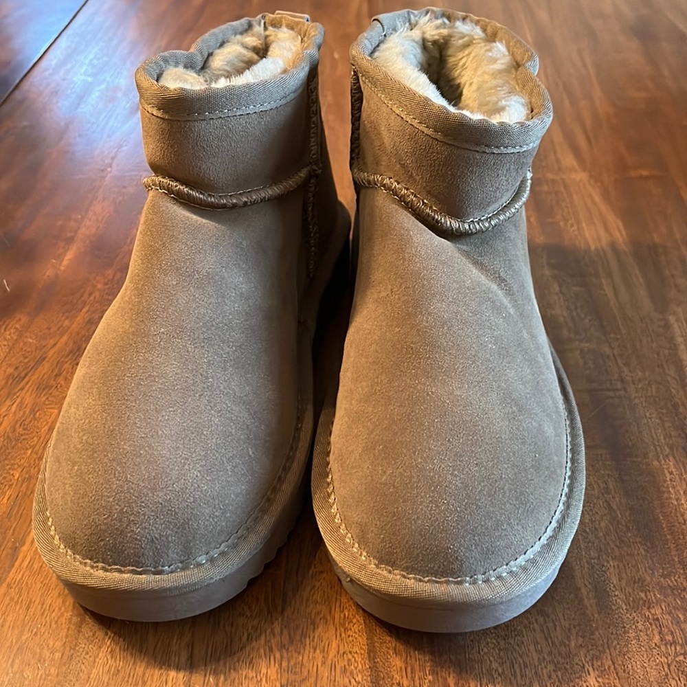Fur lined,never been worn, ugg like booties. Size 38- size 7True to size.Drk Br
